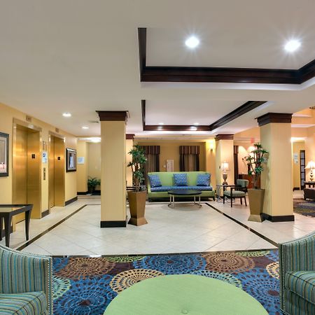 איסט ברונסוויק Holiday Inn Express Tower Center New Brunswick By Ihg מראה חיצוני תמונה