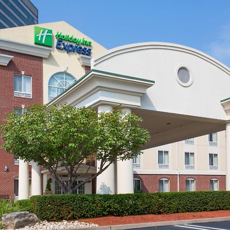 איסט ברונסוויק Holiday Inn Express Tower Center New Brunswick By Ihg מראה חיצוני תמונה
