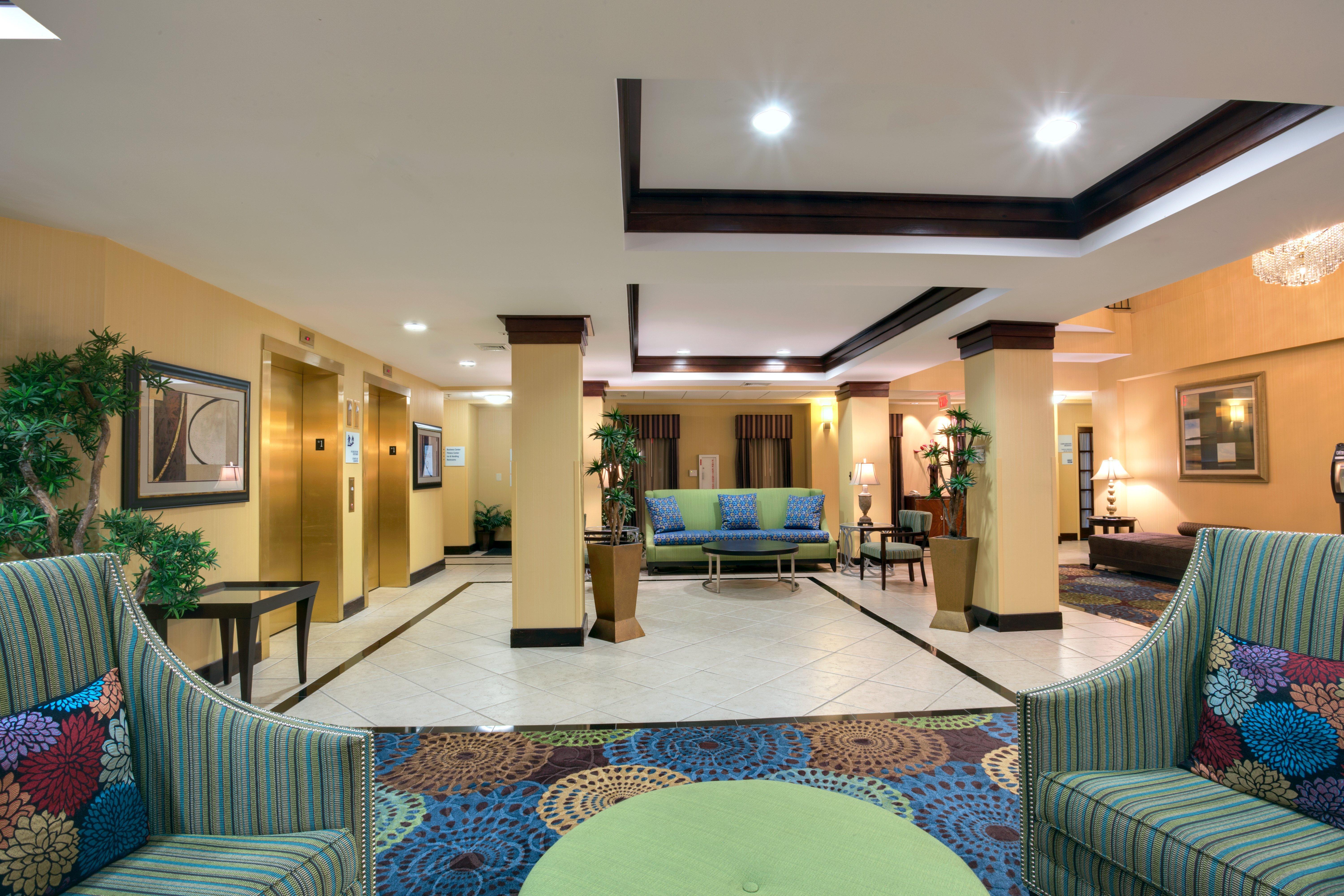 איסט ברונסוויק Holiday Inn Express Tower Center New Brunswick By Ihg מראה חיצוני תמונה