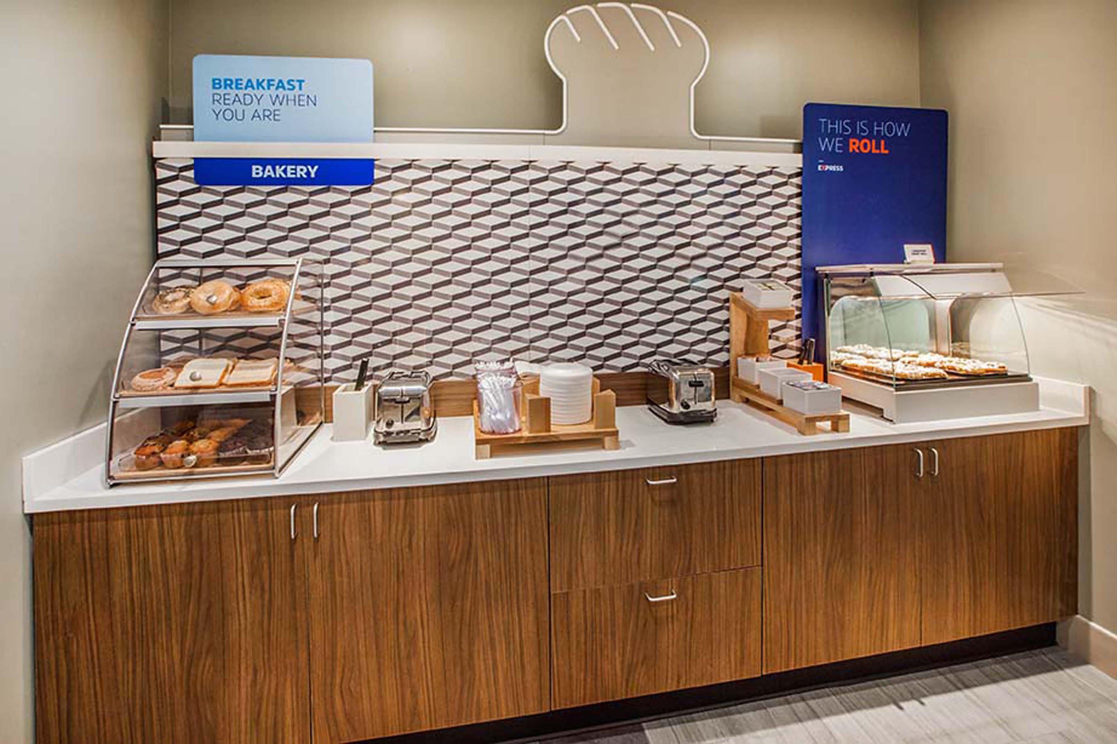 איסט ברונסוויק Holiday Inn Express Tower Center New Brunswick By Ihg מראה חיצוני תמונה