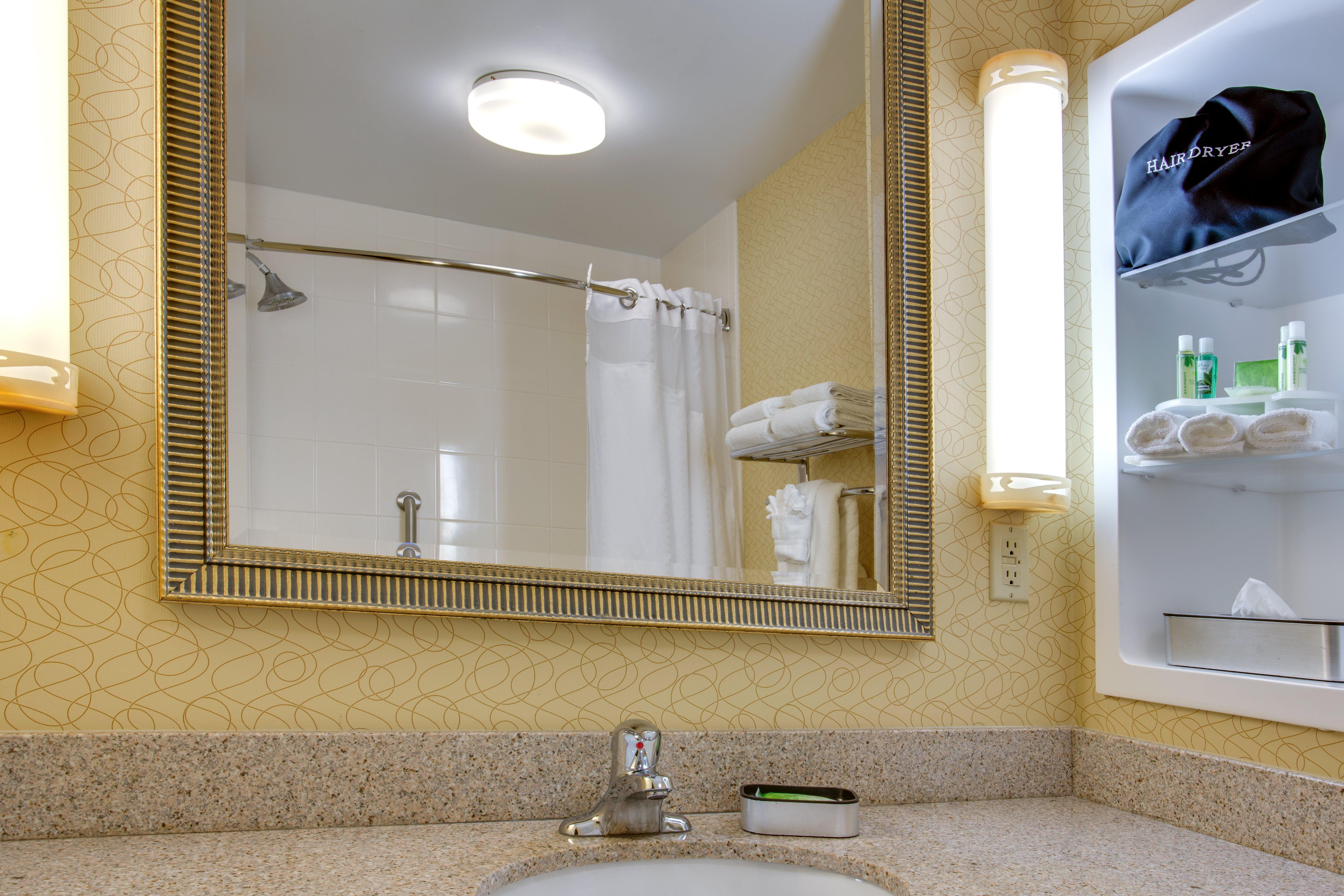 איסט ברונסוויק Holiday Inn Express Tower Center New Brunswick By Ihg מראה חיצוני תמונה