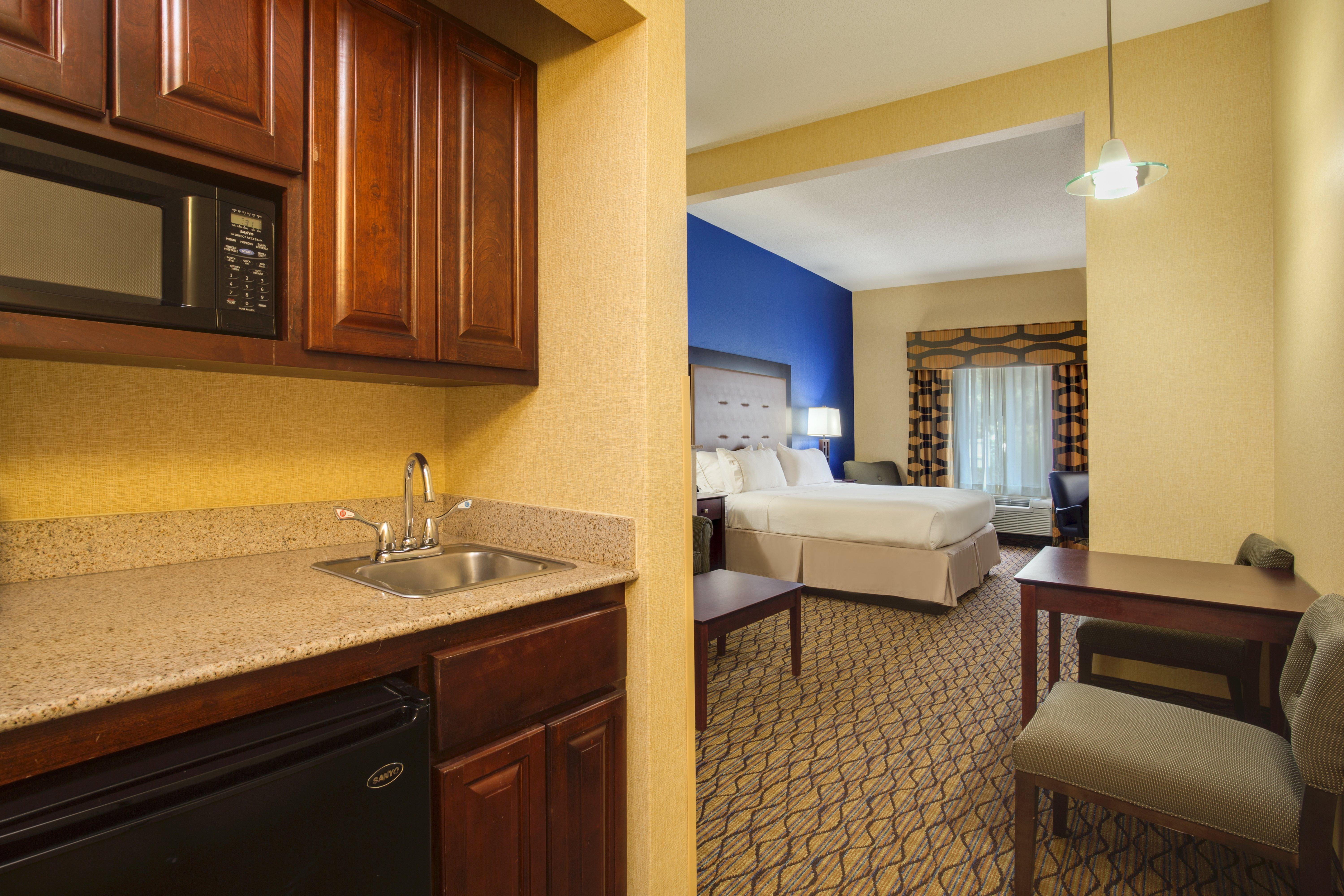 איסט ברונסוויק Holiday Inn Express Tower Center New Brunswick By Ihg מראה חיצוני תמונה