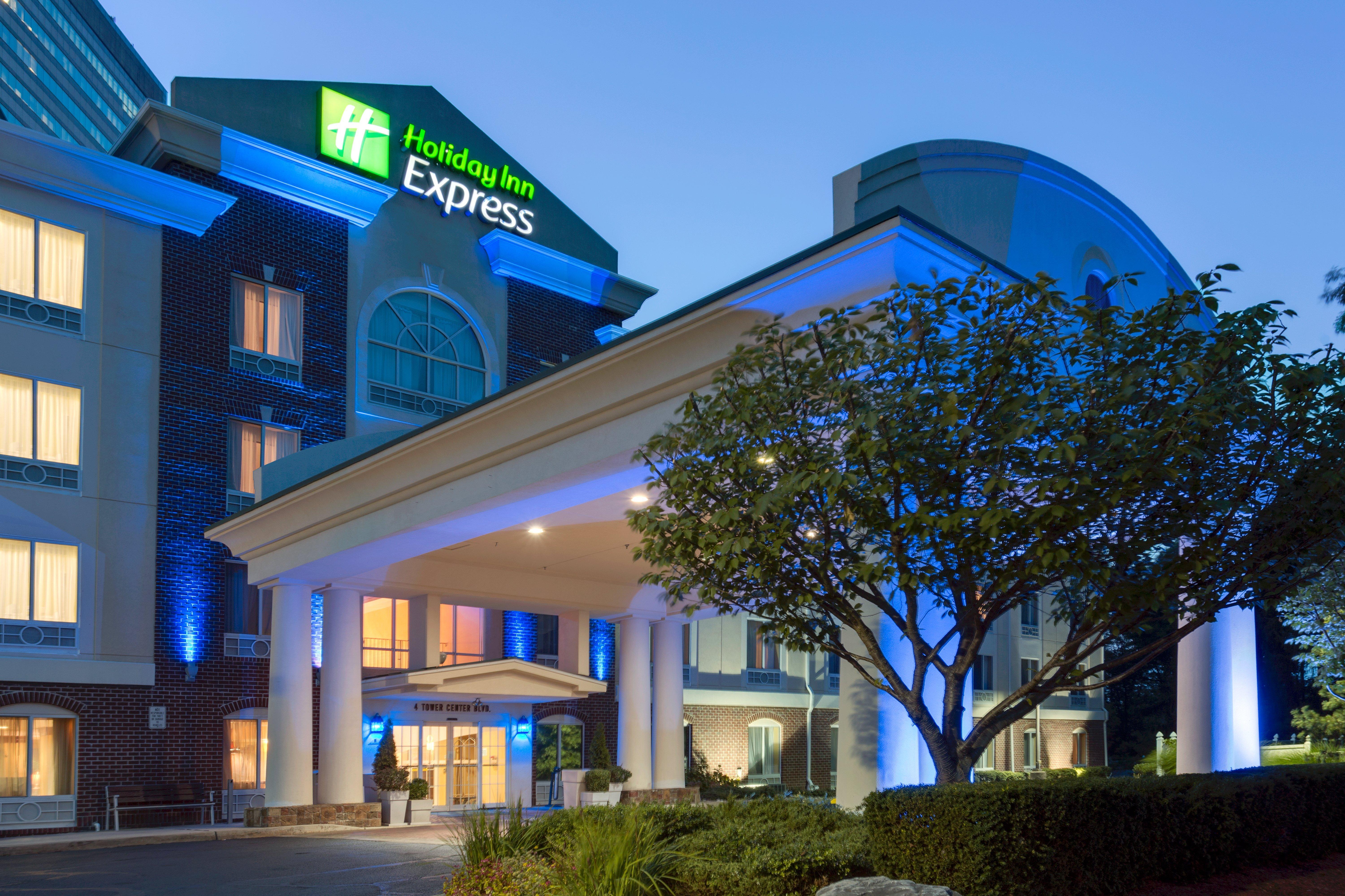איסט ברונסוויק Holiday Inn Express Tower Center New Brunswick By Ihg מראה חיצוני תמונה