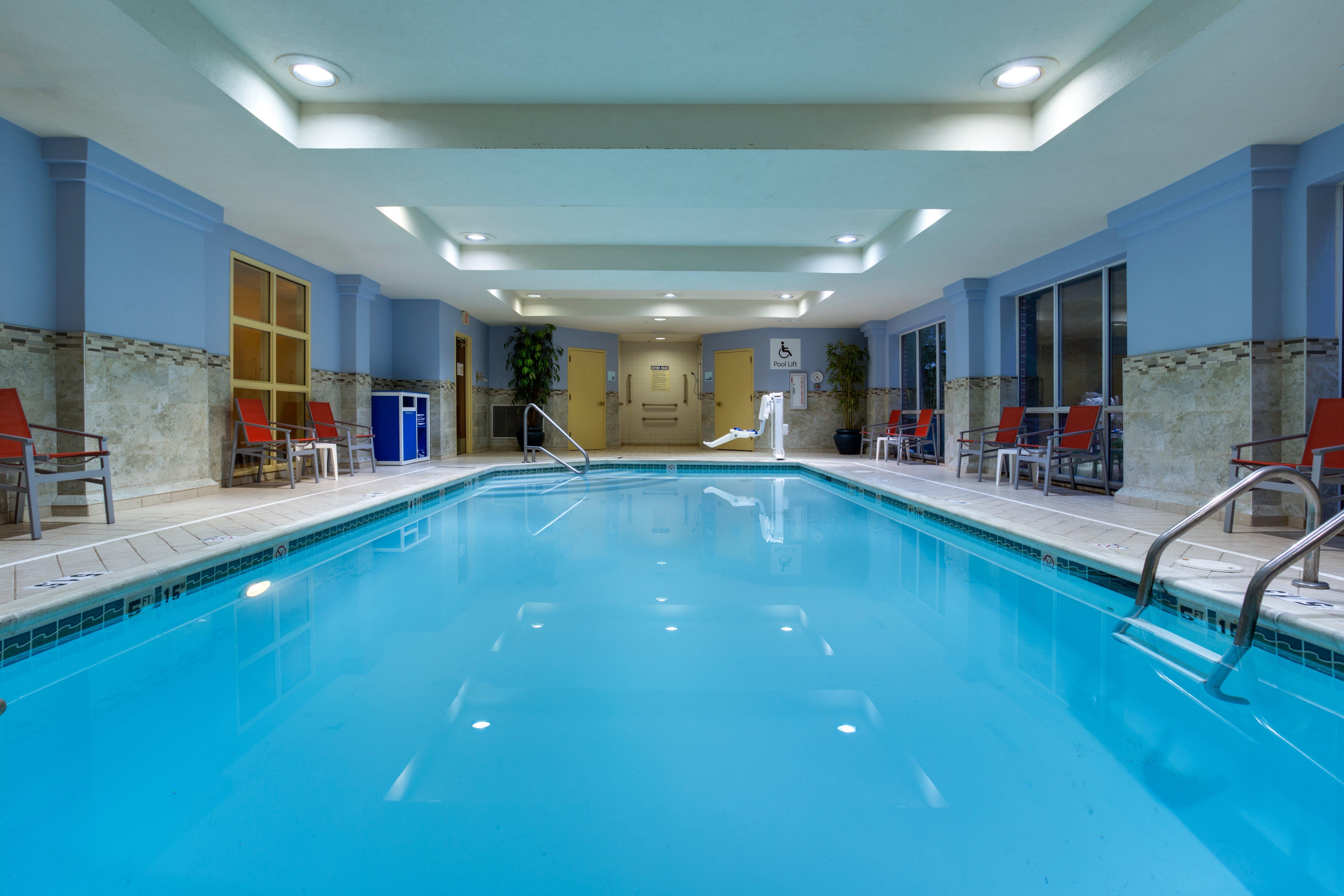 איסט ברונסוויק Holiday Inn Express Tower Center New Brunswick By Ihg מראה חיצוני תמונה