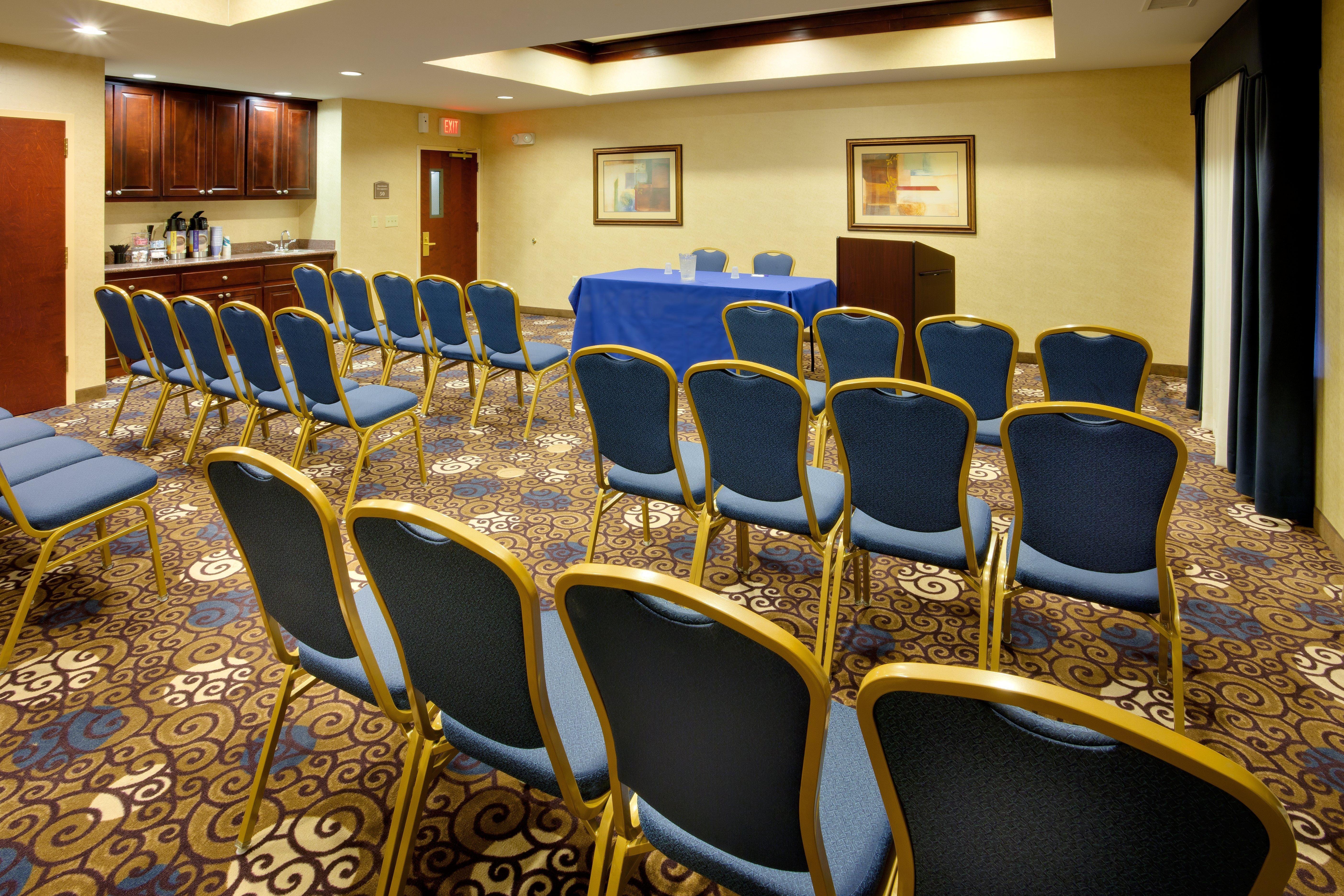 איסט ברונסוויק Holiday Inn Express Tower Center New Brunswick By Ihg מראה חיצוני תמונה
