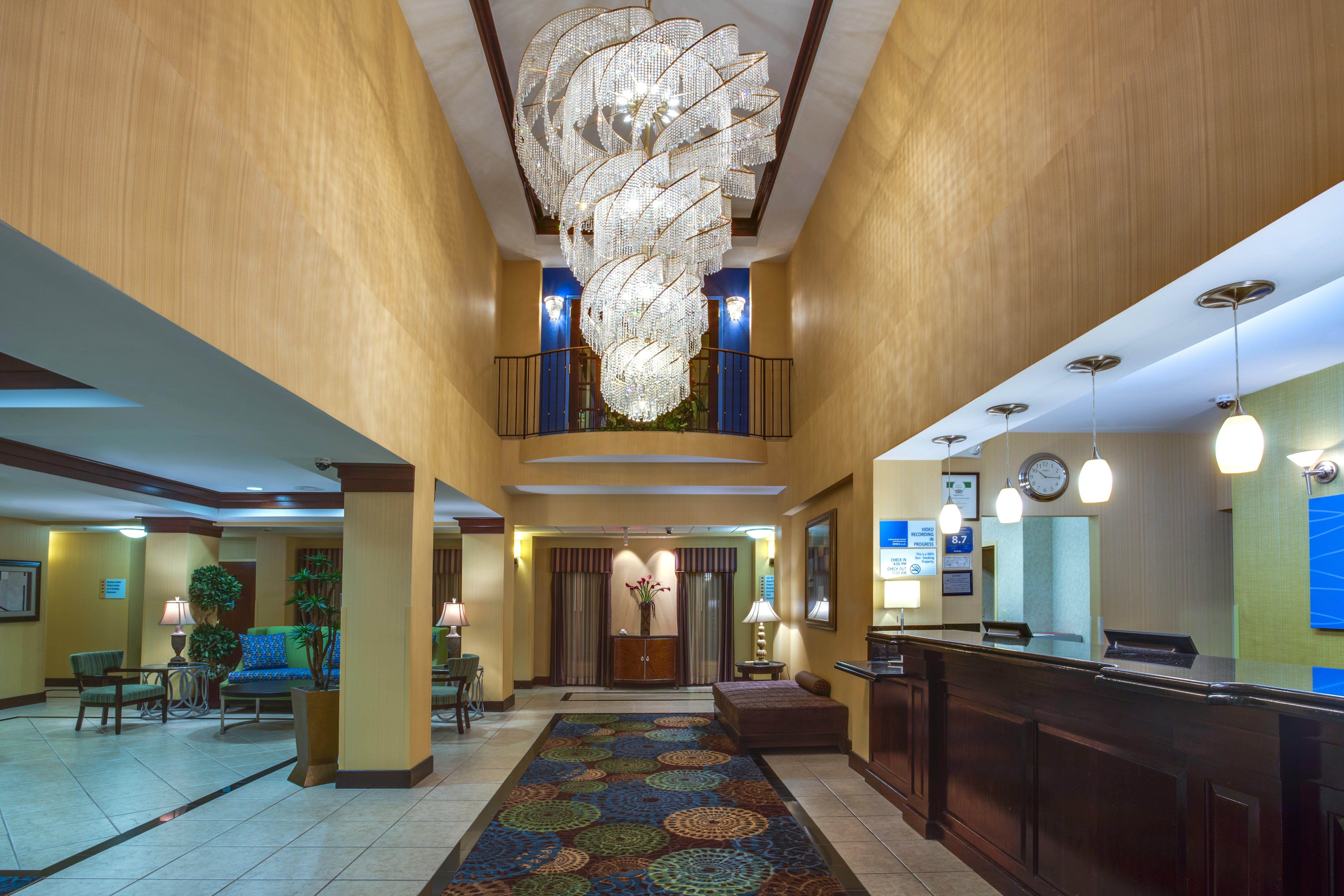 איסט ברונסוויק Holiday Inn Express Tower Center New Brunswick By Ihg מראה חיצוני תמונה