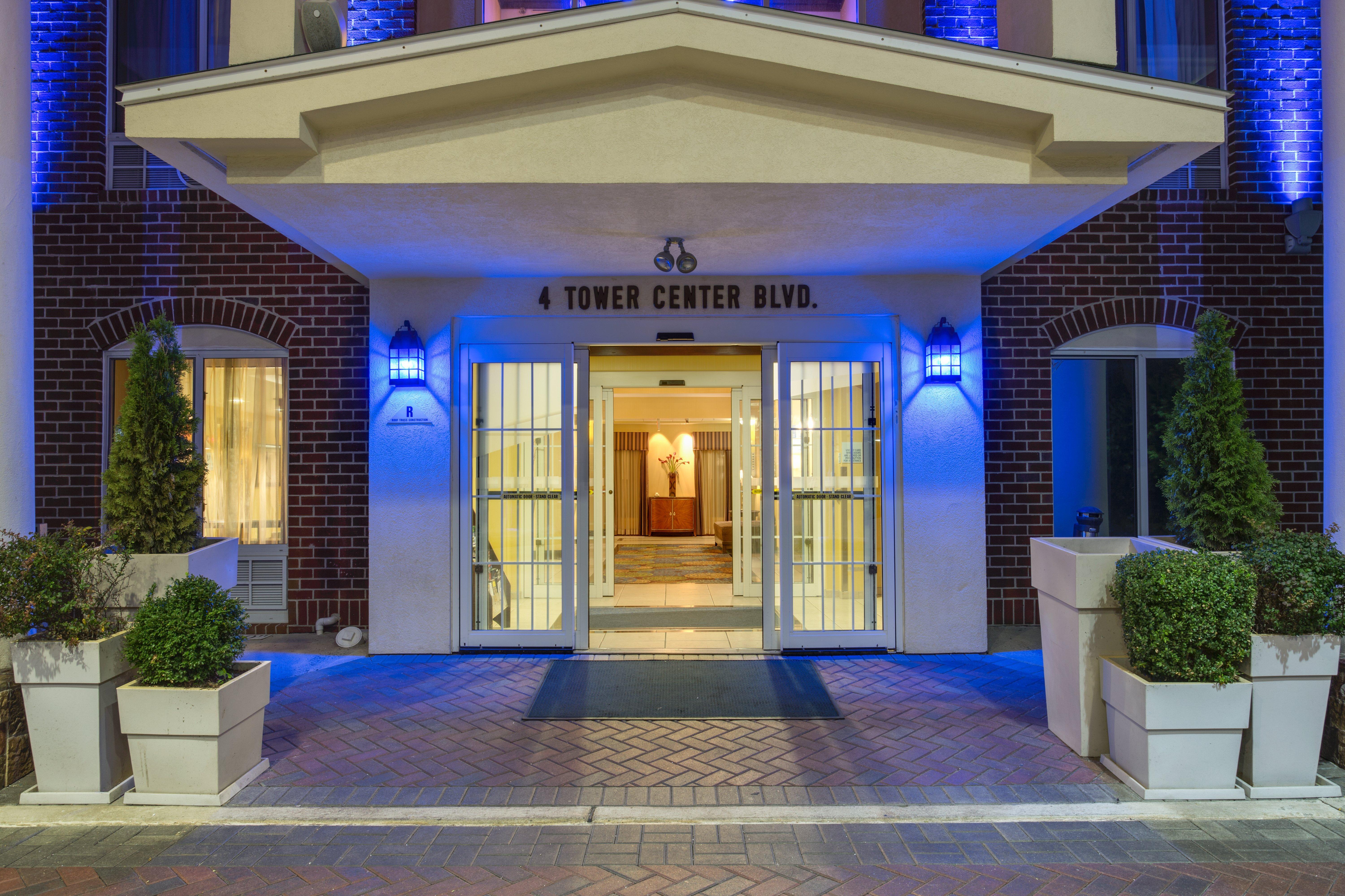 איסט ברונסוויק Holiday Inn Express Tower Center New Brunswick By Ihg מראה חיצוני תמונה