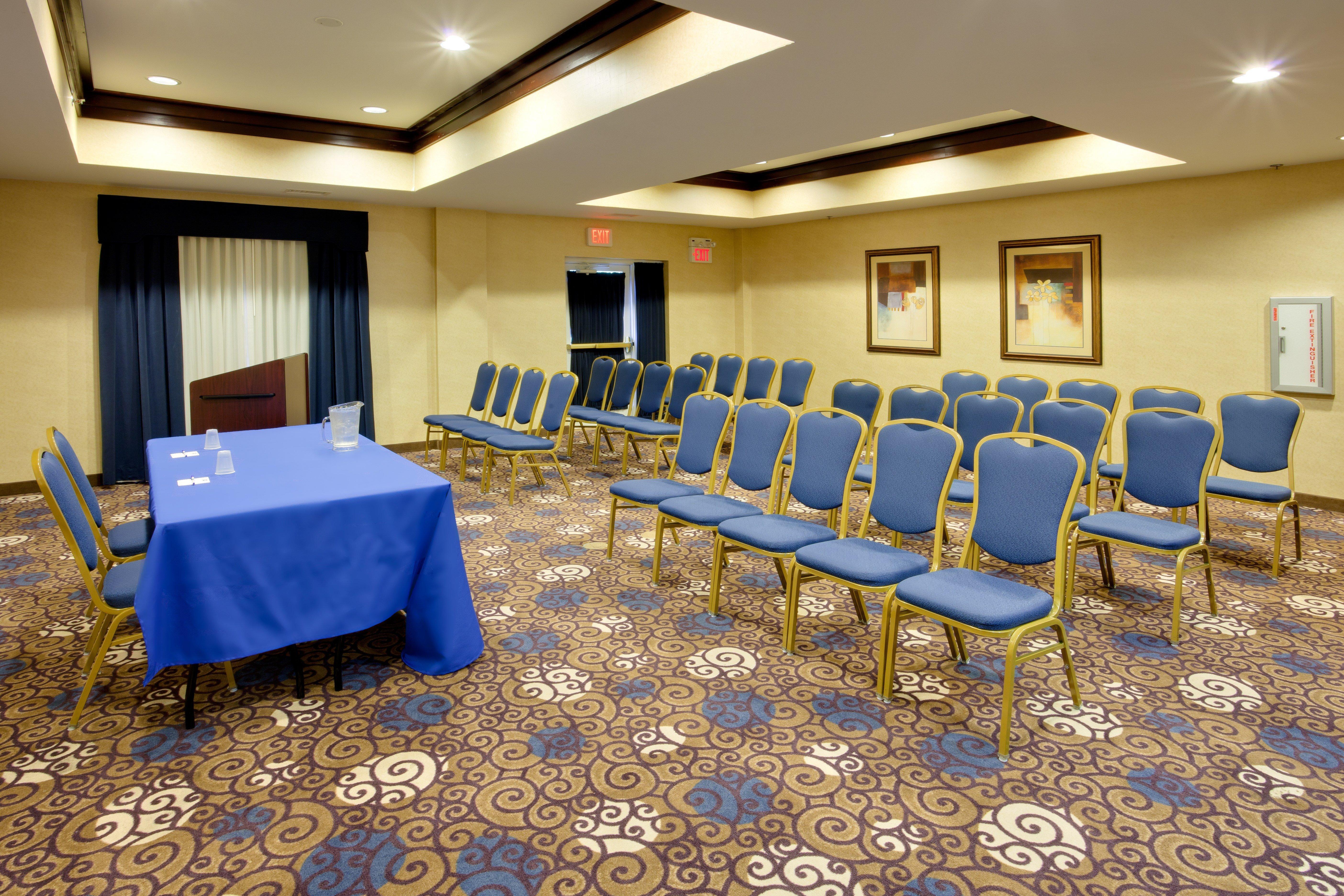 איסט ברונסוויק Holiday Inn Express Tower Center New Brunswick By Ihg מראה חיצוני תמונה