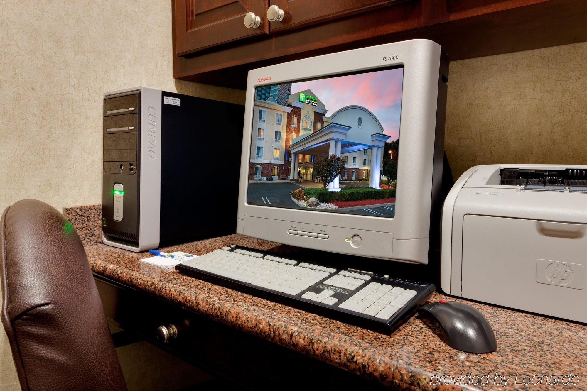 איסט ברונסוויק Holiday Inn Express Tower Center New Brunswick By Ihg מראה חיצוני תמונה