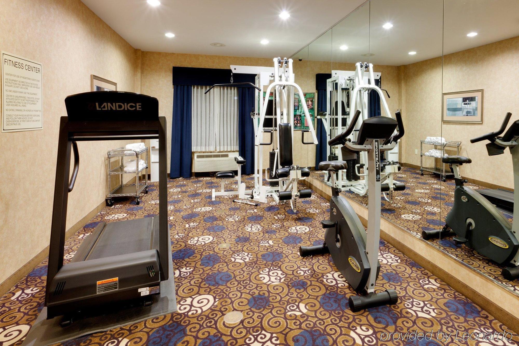 איסט ברונסוויק Holiday Inn Express Tower Center New Brunswick By Ihg מראה חיצוני תמונה
