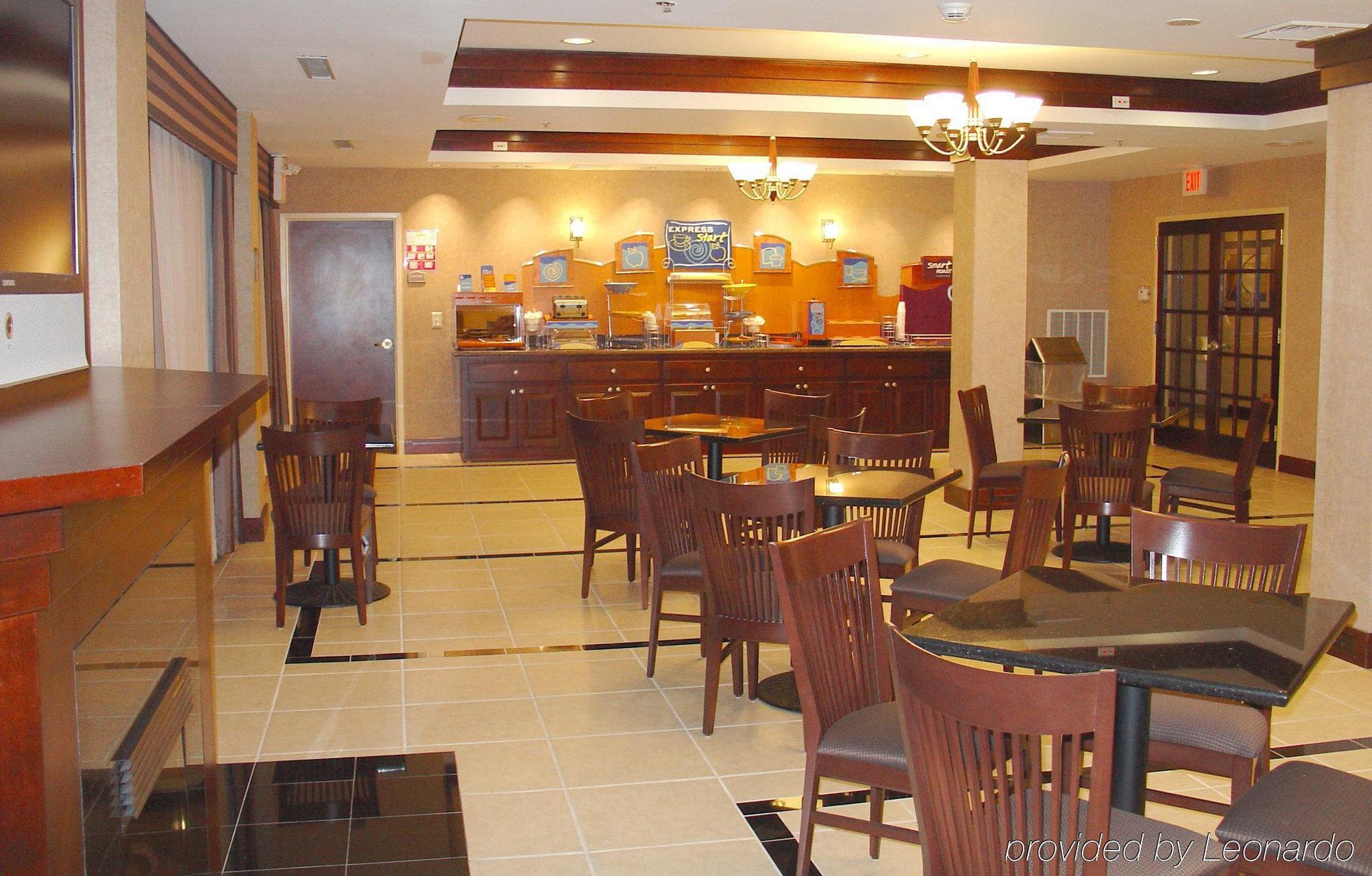 איסט ברונסוויק Holiday Inn Express Tower Center New Brunswick By Ihg מראה חיצוני תמונה