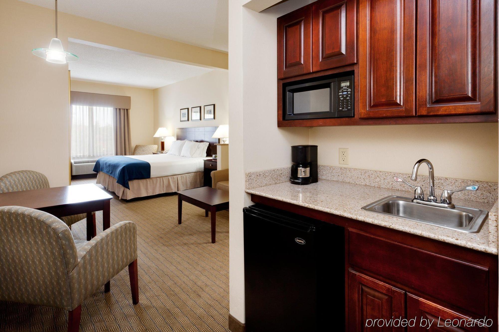 איסט ברונסוויק Holiday Inn Express Tower Center New Brunswick By Ihg מראה חיצוני תמונה
