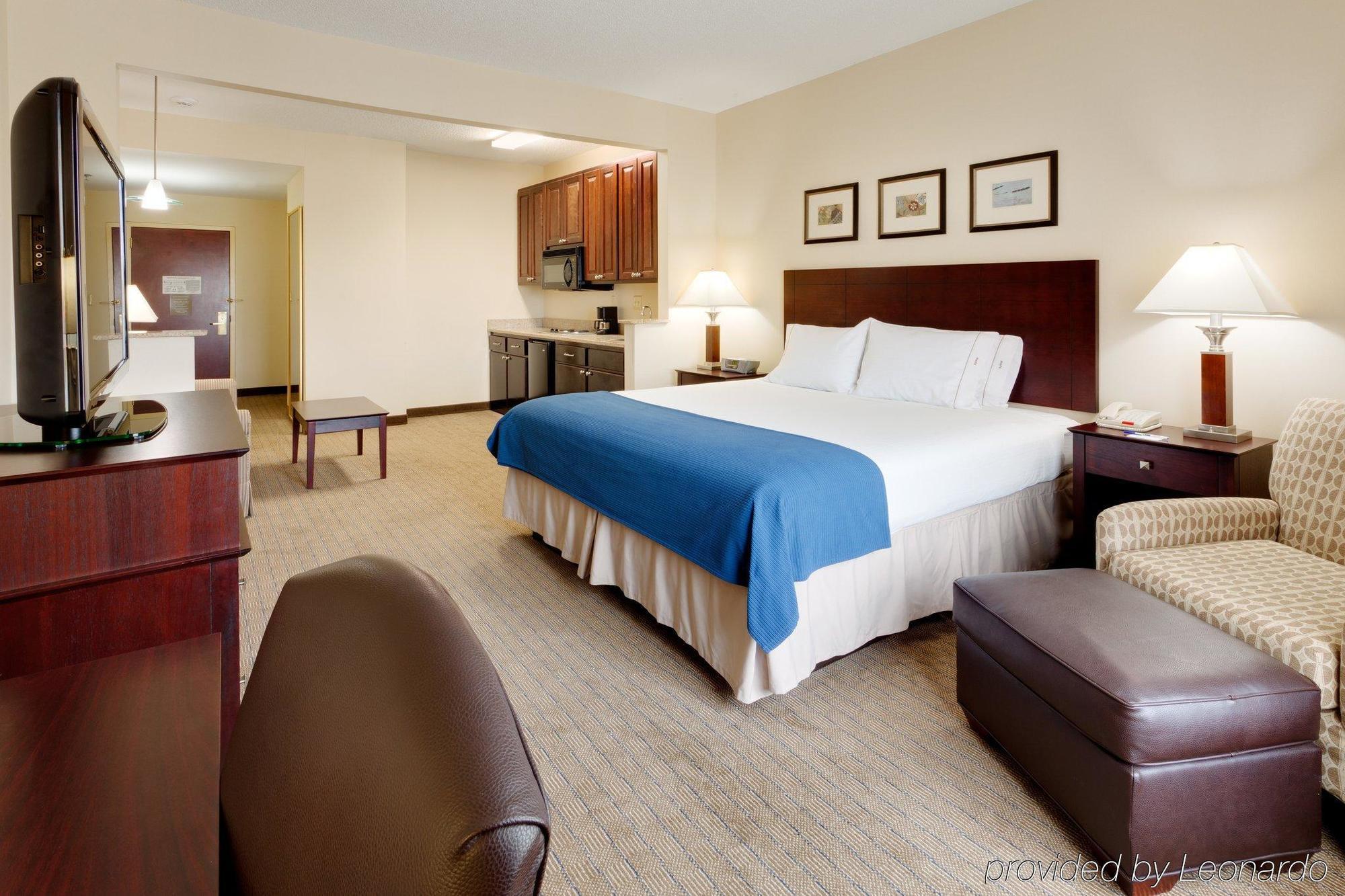 איסט ברונסוויק Holiday Inn Express Tower Center New Brunswick By Ihg מראה חיצוני תמונה