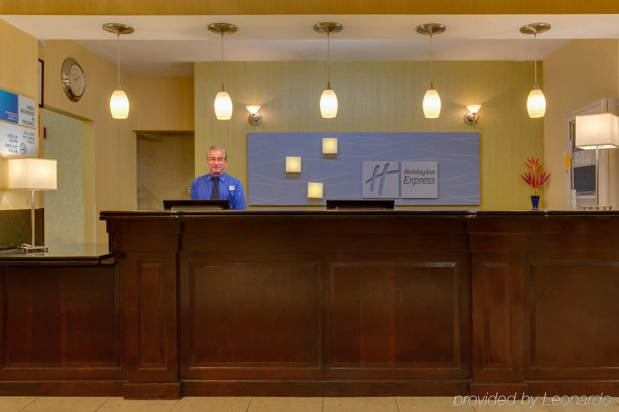 איסט ברונסוויק Holiday Inn Express Tower Center New Brunswick By Ihg מראה חיצוני תמונה