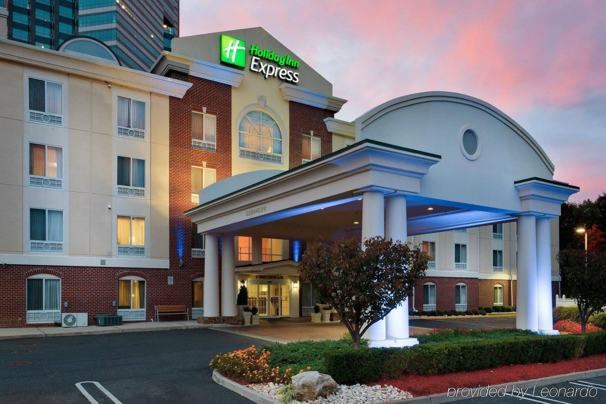 איסט ברונסוויק Holiday Inn Express Tower Center New Brunswick By Ihg מראה חיצוני תמונה