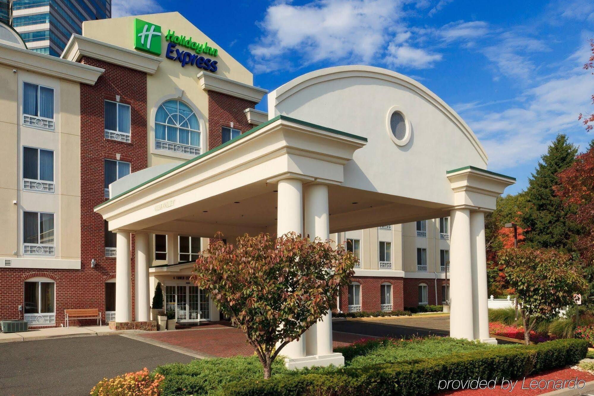 איסט ברונסוויק Holiday Inn Express Tower Center New Brunswick By Ihg מראה חיצוני תמונה