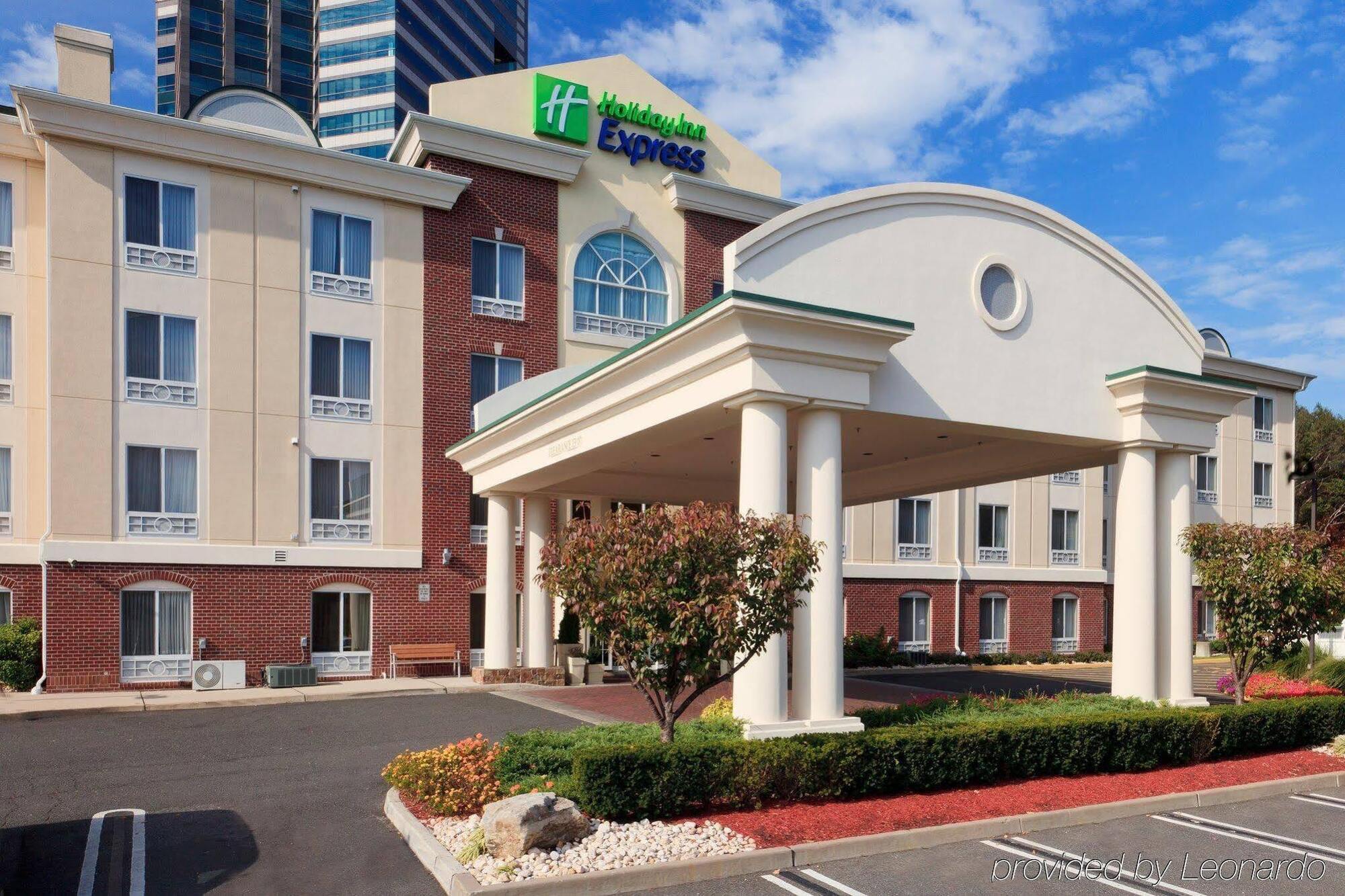 איסט ברונסוויק Holiday Inn Express Tower Center New Brunswick By Ihg מראה חיצוני תמונה