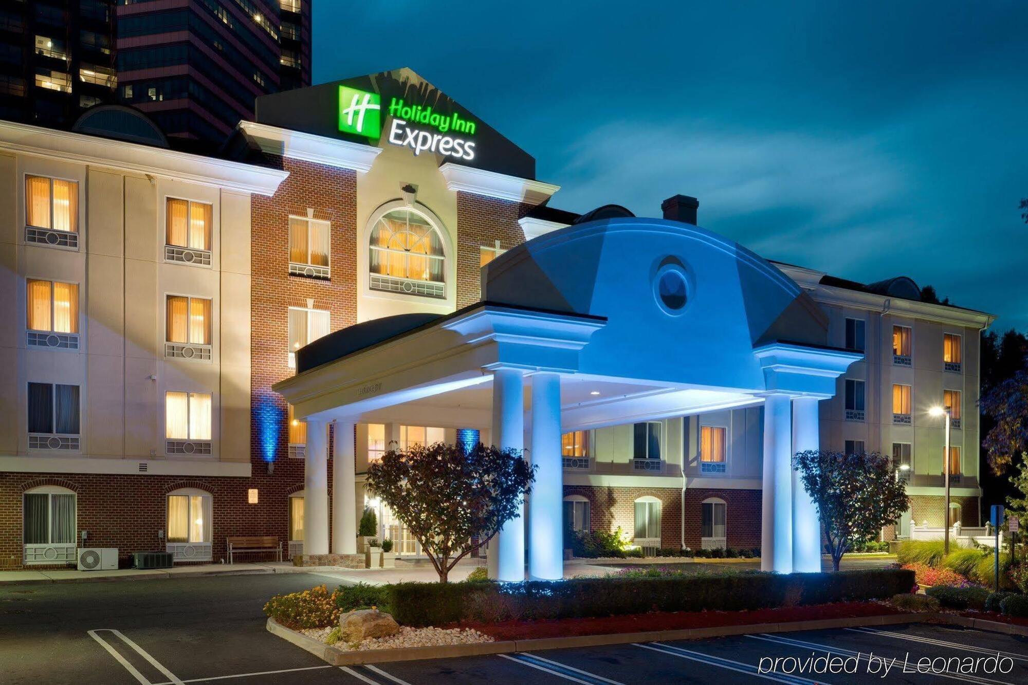 איסט ברונסוויק Holiday Inn Express Tower Center New Brunswick By Ihg מראה חיצוני תמונה